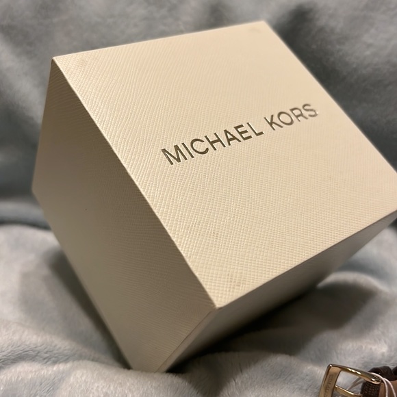MICHAEL KORS. WATCH. LEATHER ADJUSTABLE BAND. 3 GOLD STUDS. GOLD RIM. PEARL FACE main image 9